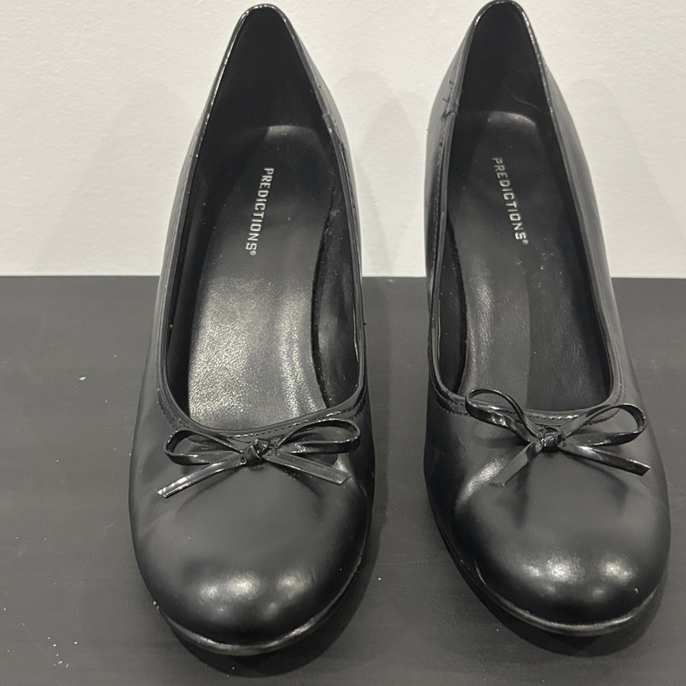 Naturalizer Black Heels with Bow Accent - Picture 2 of 5